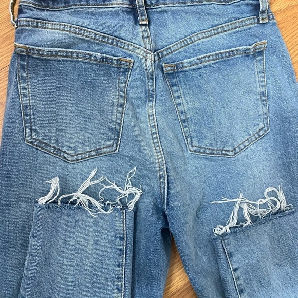 WE THE FREE Light Washed Button Front Frayed Hem Jeans - Picture 5 of 9